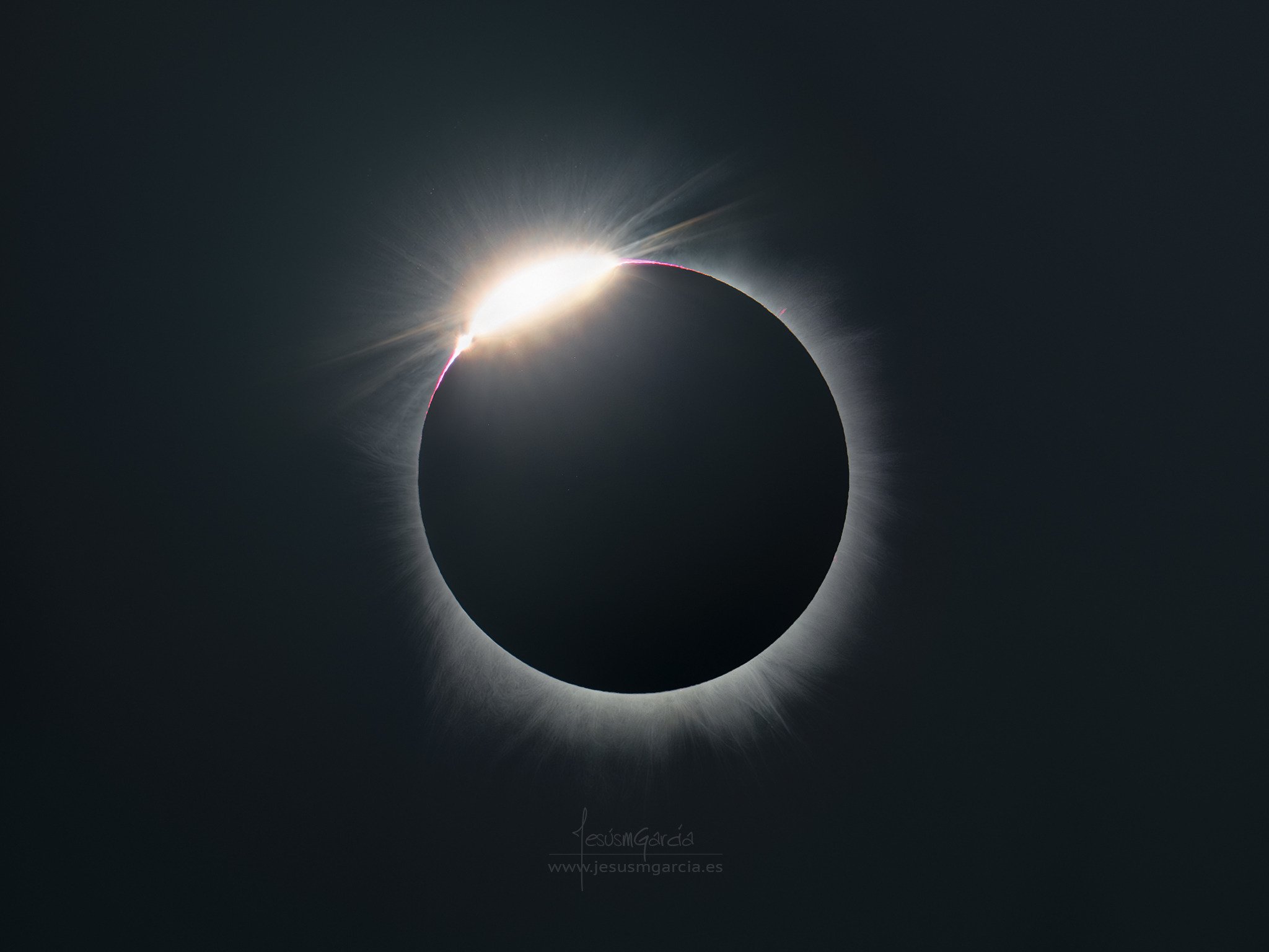 Anillo de diamante durante un eclipse solar Anillo de diamante durante un eclipse solar. Fotografía de Jesús M. García.