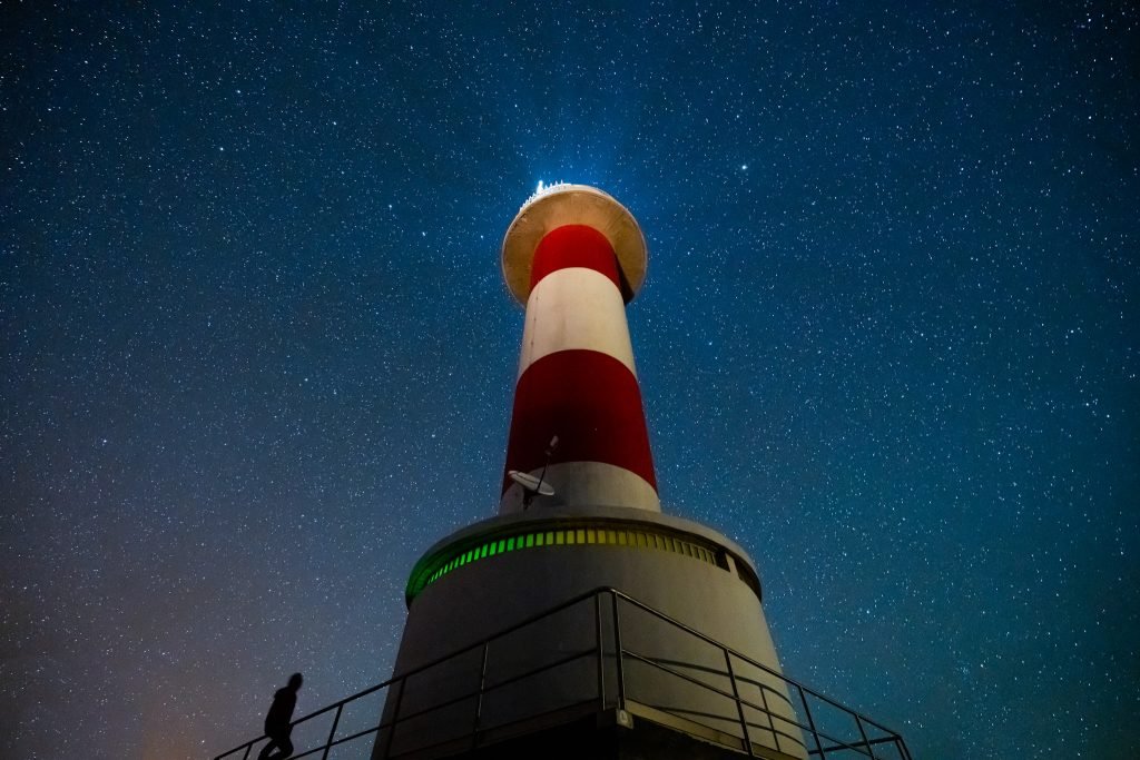 Faro de Punta del Hidalgo bajo un cielo estrellado