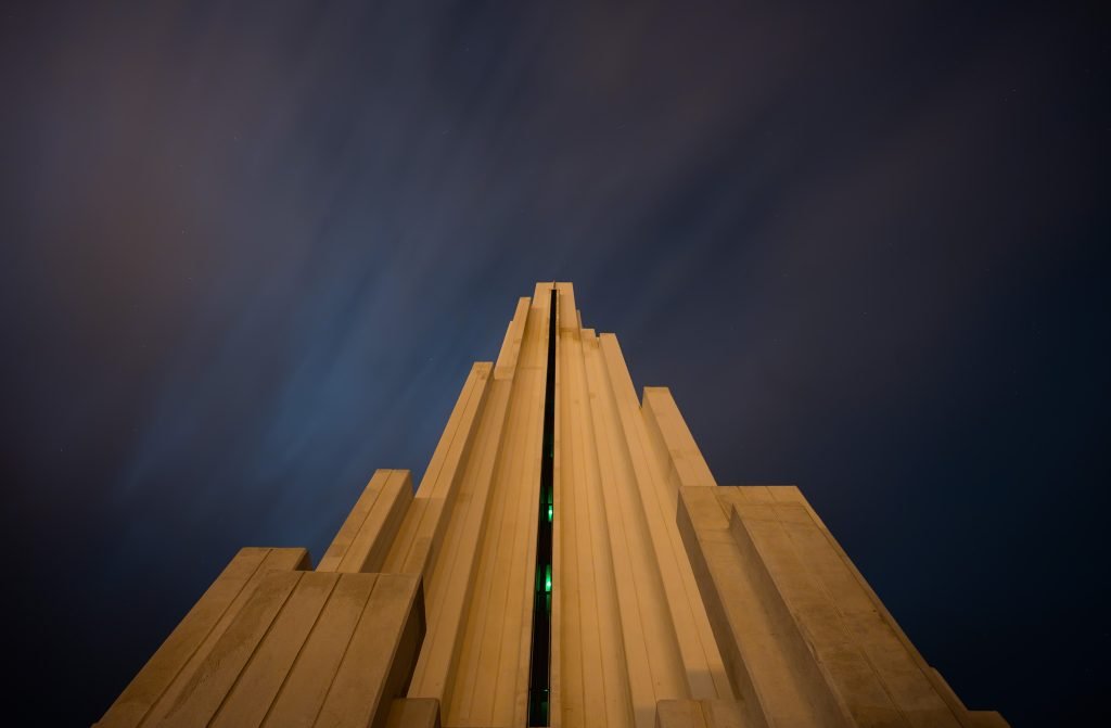 Arquitectura de La Laguna iluminada durante la noche
