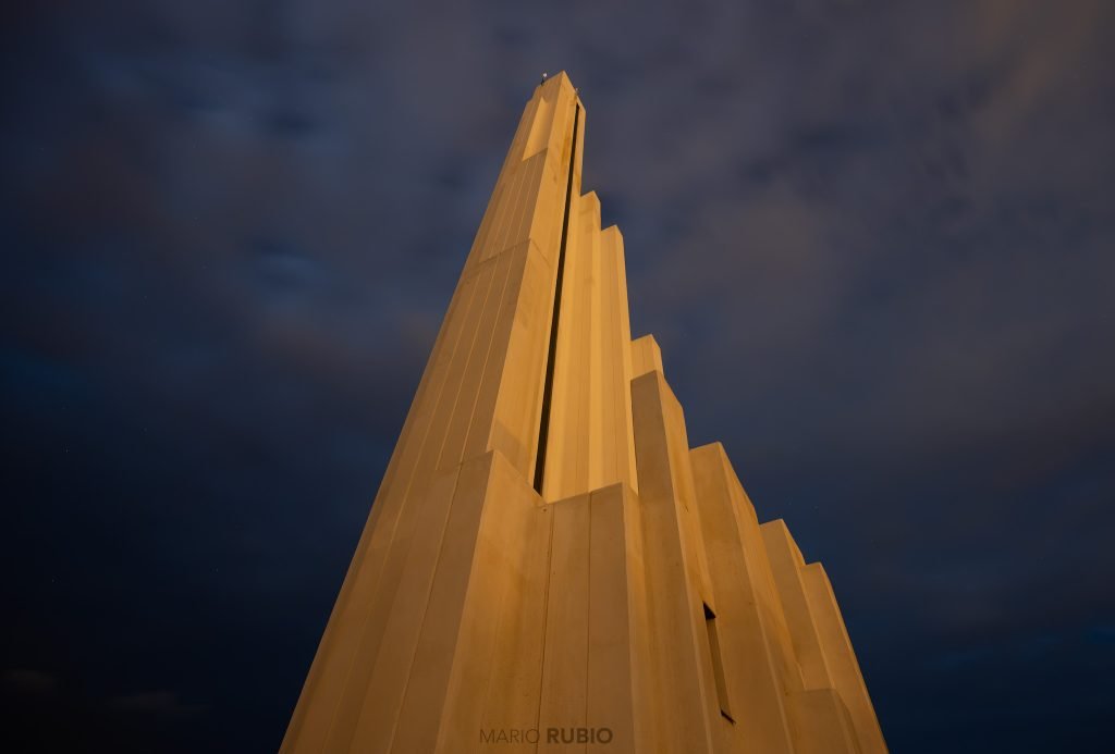 Torre iluminada fotografiada desde una perspectiva cenital