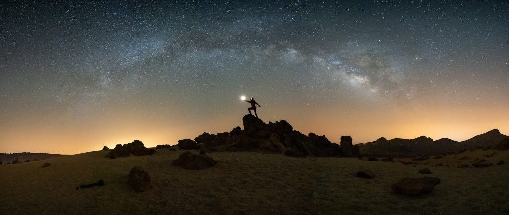 Fotógrafo y Vía Láctea sobre el paisaje volcánico de Tenerife