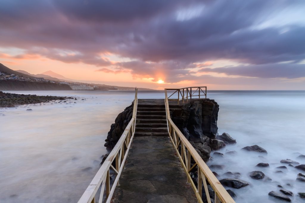 Pasarela de costa orientada hacia la puesta de sol