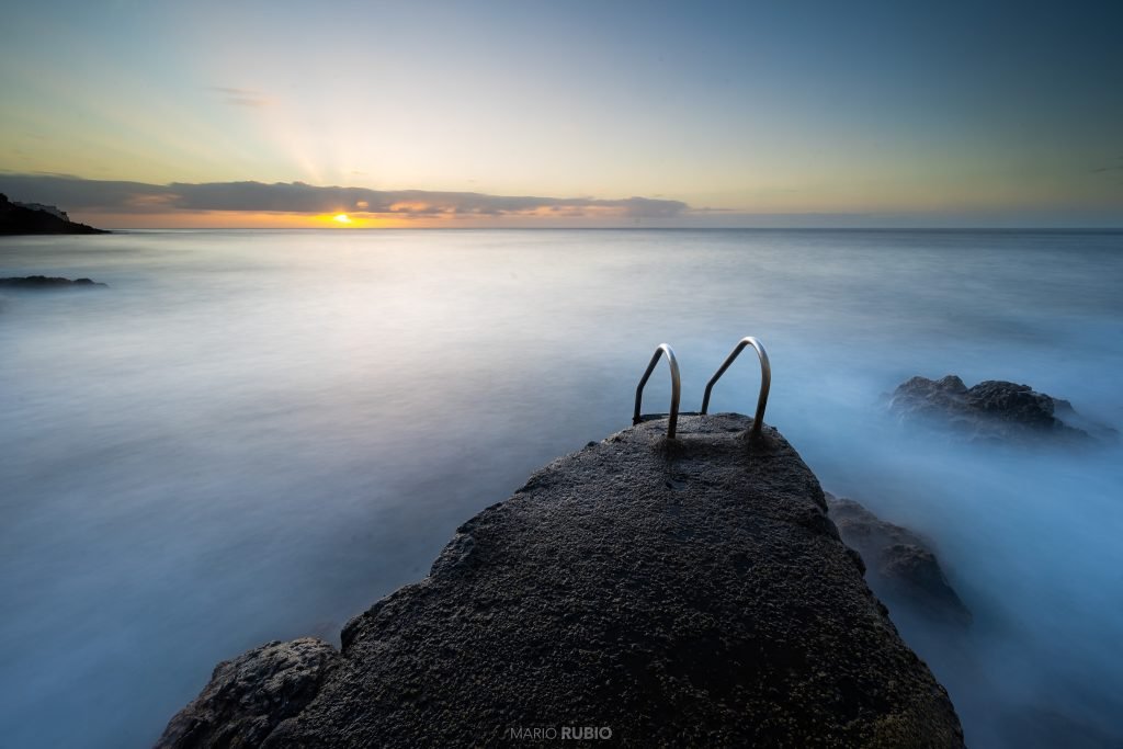 Plataforma de piedra frente al Atlántico al amanecer