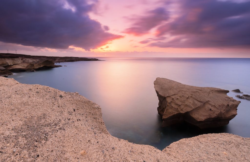 Formación rocosa en la costa de Tenerife al atardecer