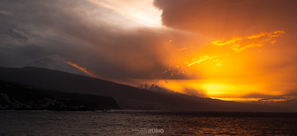 Paisaje volcánico de Tenerife bajo un cielo encendido