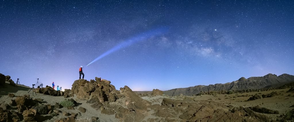 Grupo practicando fotografía nocturna en Tenerife