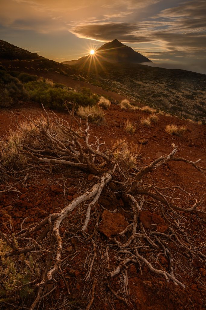 Relieve volcánico de Tenerife con el sol en el horizonte