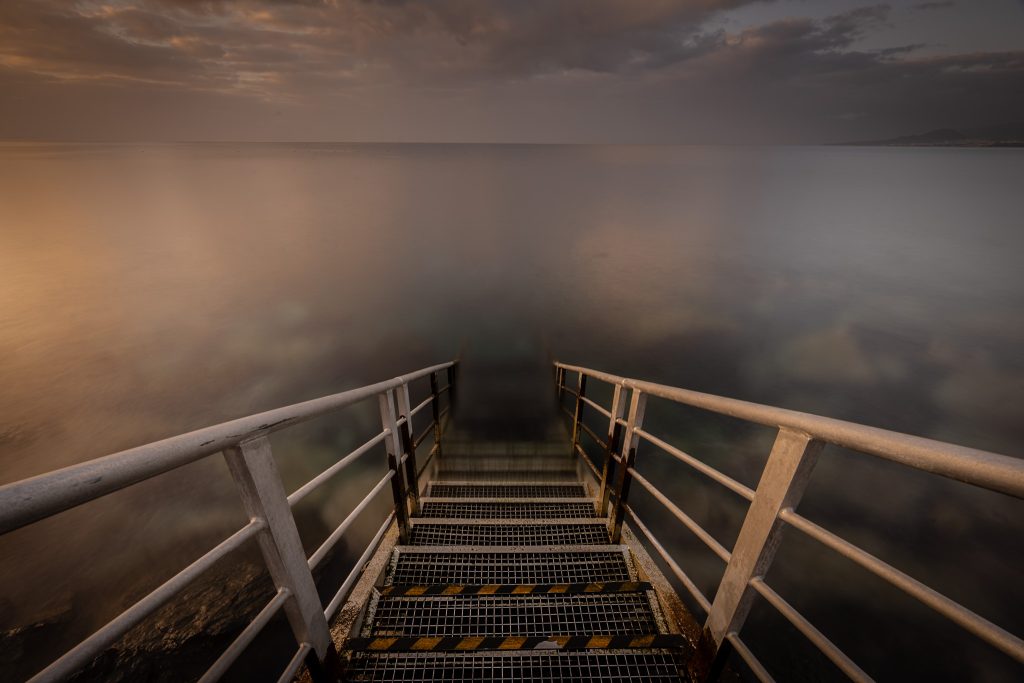 Escaleras al Atlántico entre la bruma del mar