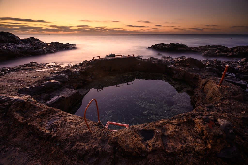 Escalera de acceso a una piscina natural de Tenerife