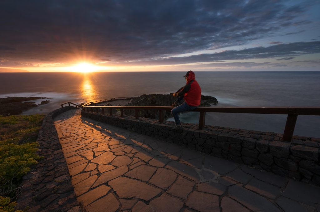 Fotógrafo contemplando la costa de Tenerife