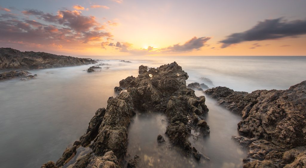 Costa volcánica de Tenerife al atardecer