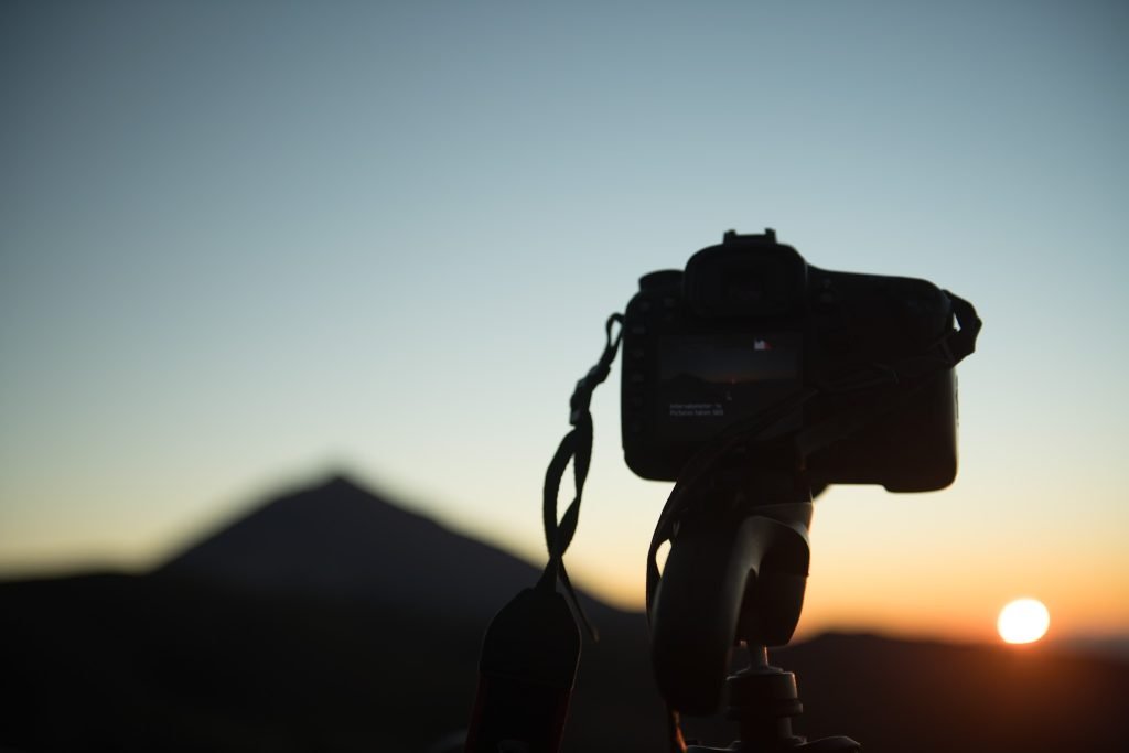 Cámara preparada para fotografiar una puesta de sol