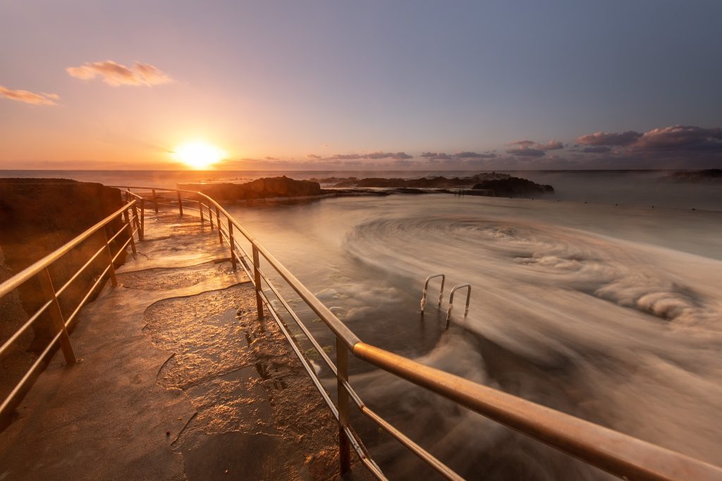 Plataforma costera y oleaje durante el atardecer