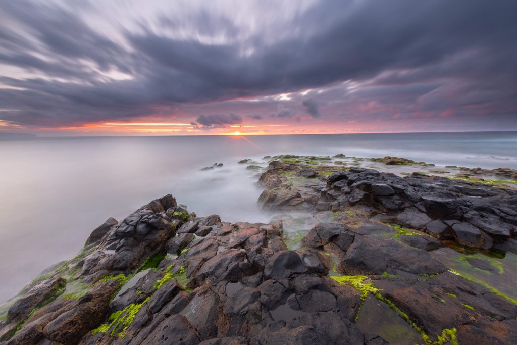Costa rocosa de Tenerife bajo un cielo dramático
