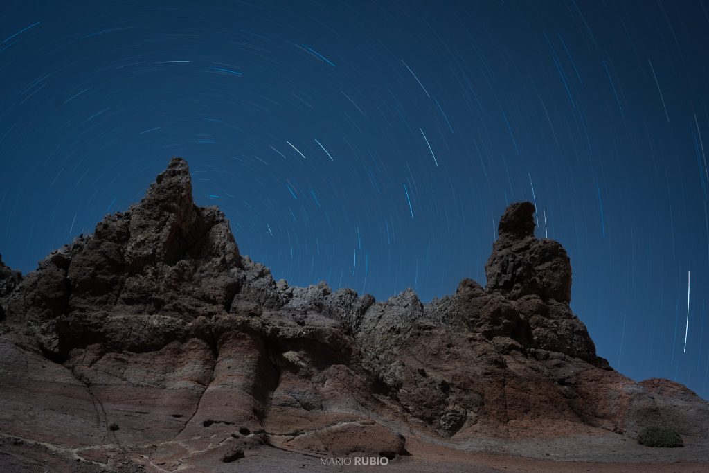 Trazas de estrellas sobre formaciones volcánicas de Tenerife